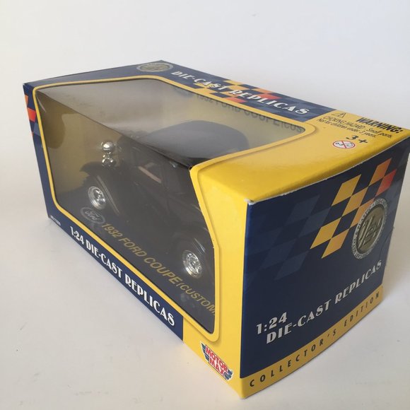 Motor Max 1:24 Collector's 1932 Ford Coupe (Custom) Die-Cast Replica Car Black - Picture 3 of 5